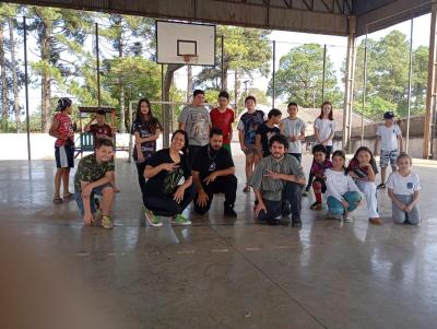 Alunos da Escola Municipal José Bonifácio se preparam para a Noite de Autógrafos com projetos de arte e cultura